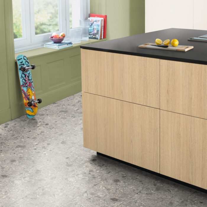 EGGER NatureSense Aqua 8/32 Kingsize Triestino Terrazzo sivé SOLF021 S 8 mm AC4/32 4V+1 1-lamela Aqua CLIC it! (Art. 591364) - Image 4